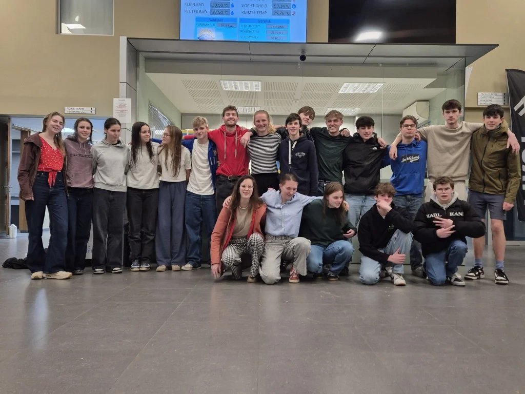 Een groep cursisten Hoger Redder op een groepsfoto in de inkomhal van het zwembad
