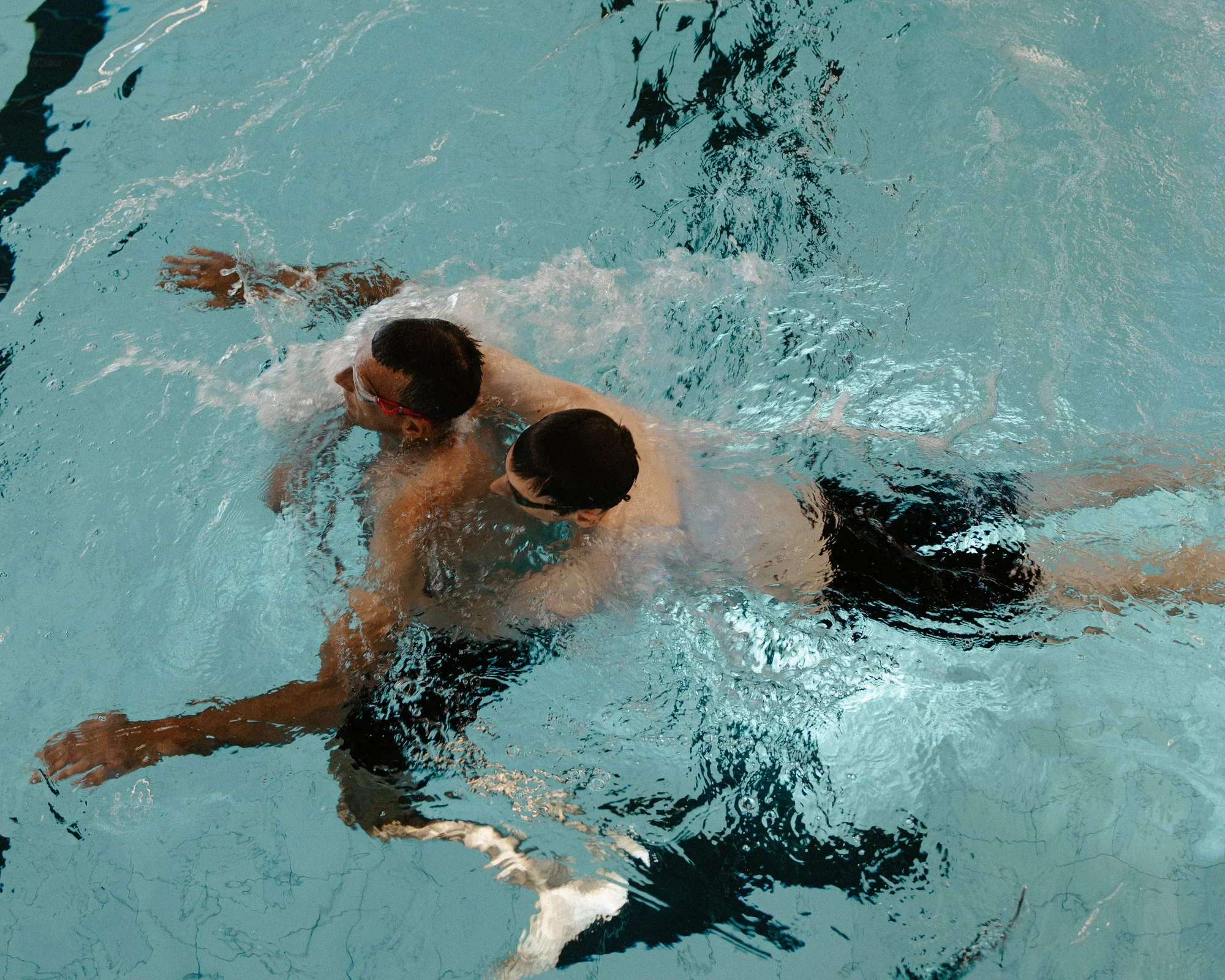 Een redder sleept een slachtoffer door het water tijdens een oefening