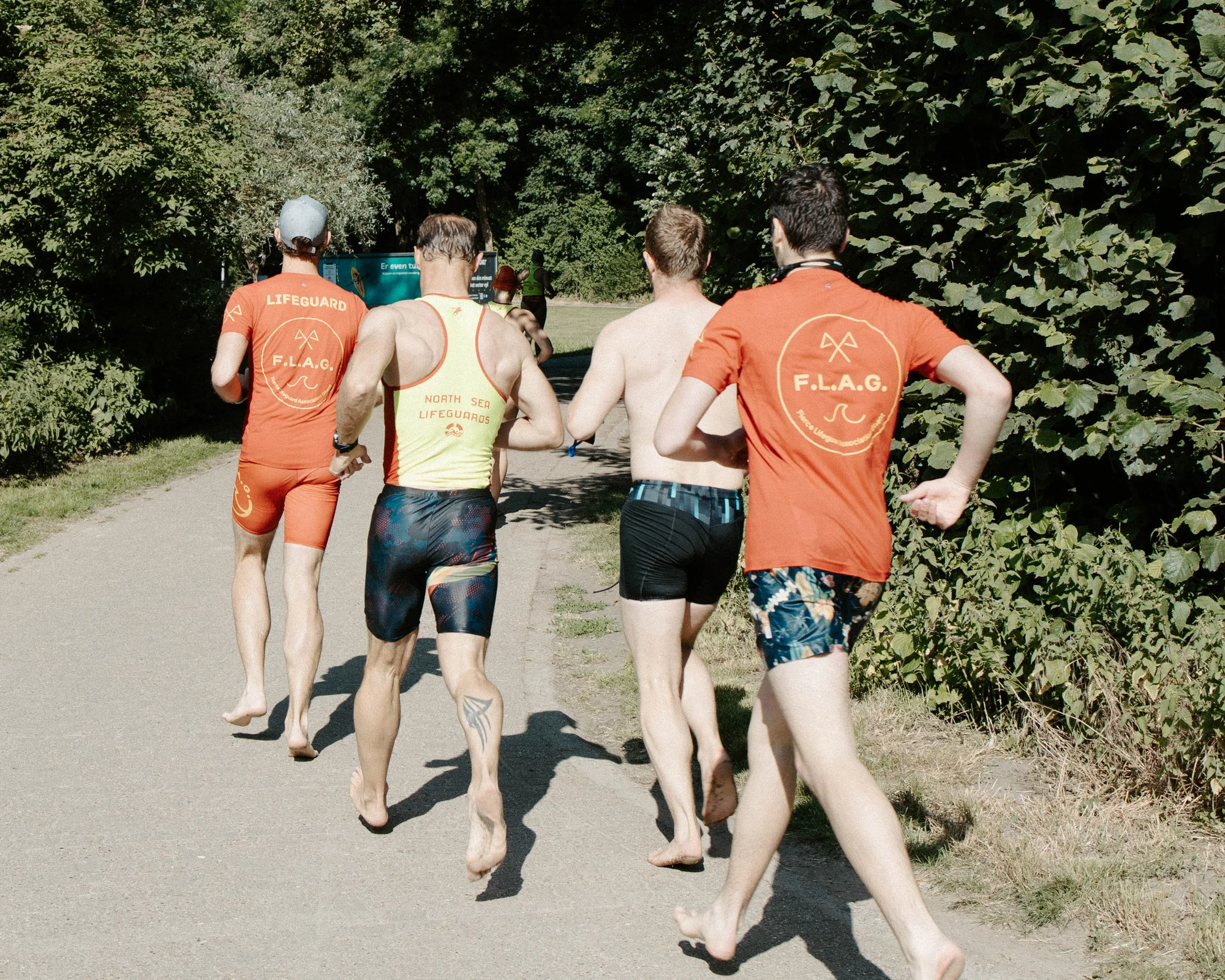 Leden van FLAG lopen samen langs het water