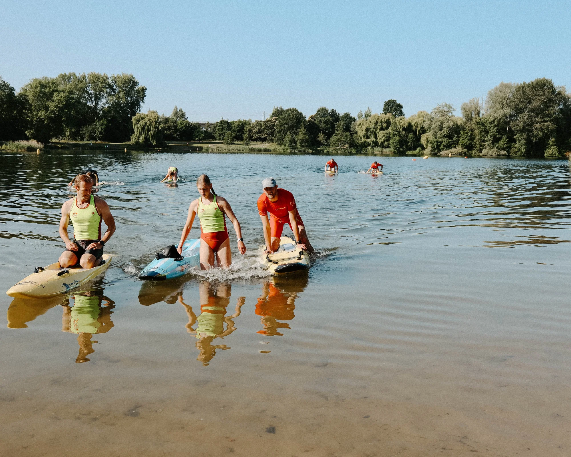 Leden van FLAG oefenen met een rescue board in ondiep water