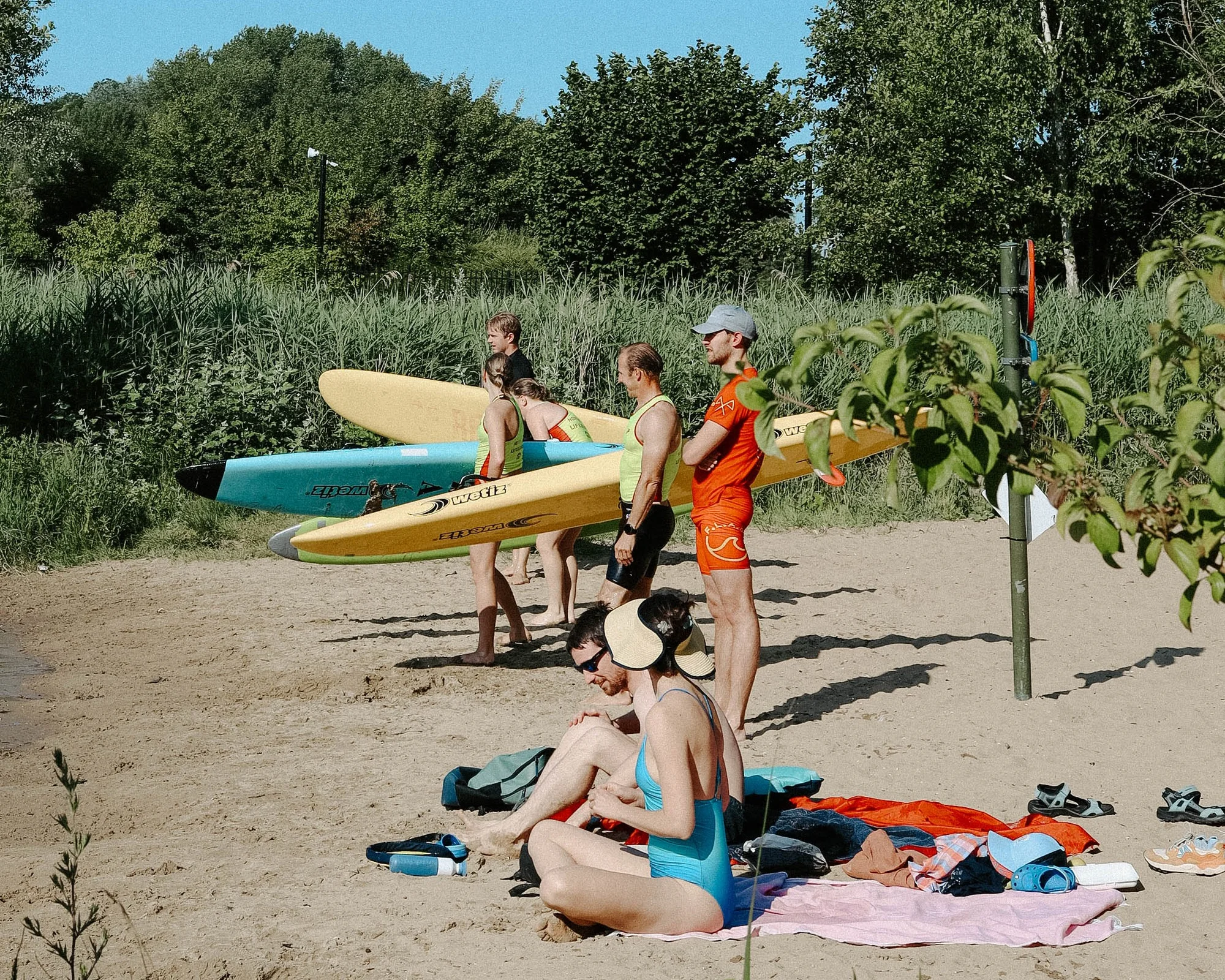 Leden van FLAG met hun rescue boards op een strandje aan het water
