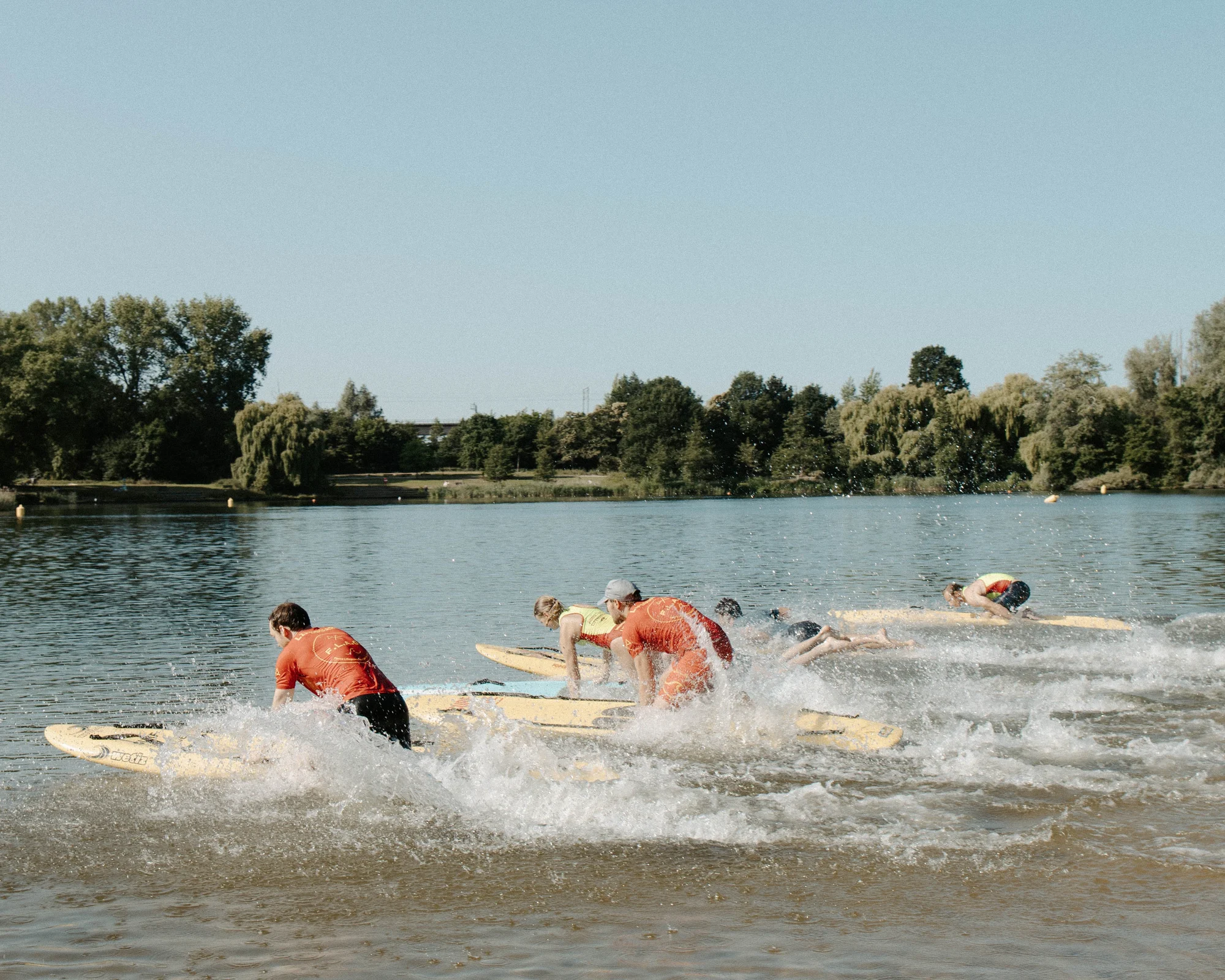 De start van een rescue board-race op open water